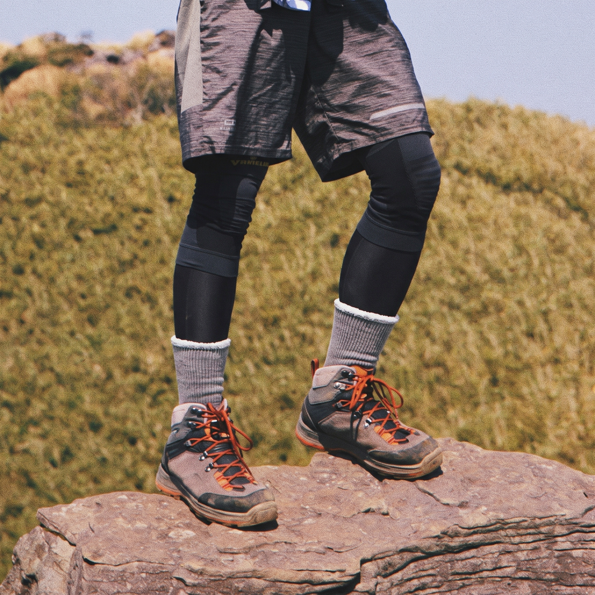 DYS.SPORT Merino Wool Blend Hiking Socks | Midweight Cushioned Outdoor Crew Socks – Solid